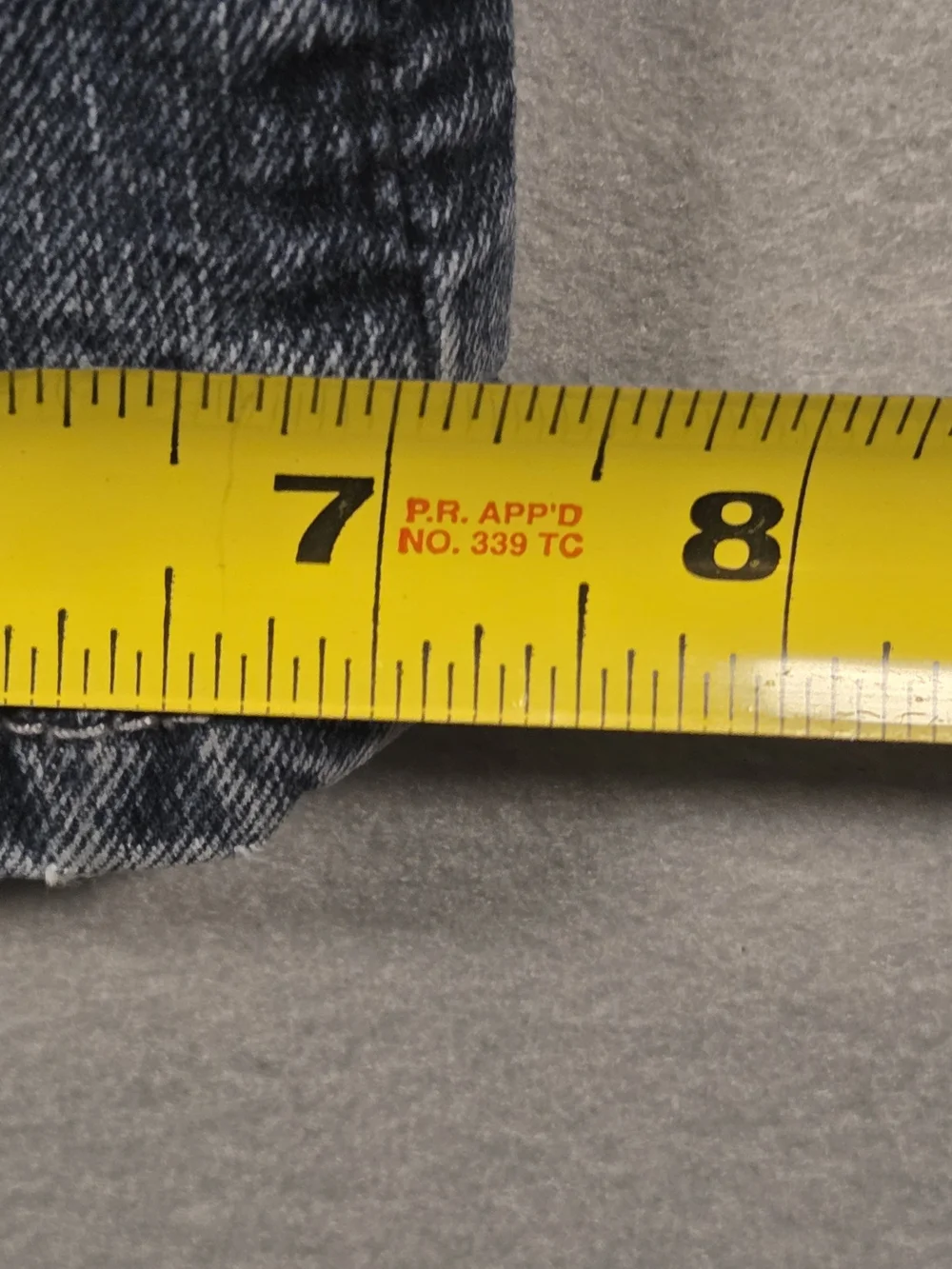 Levi's 505 relaxed fit jeans (34x32) in a medium-to-dark wash (T623)